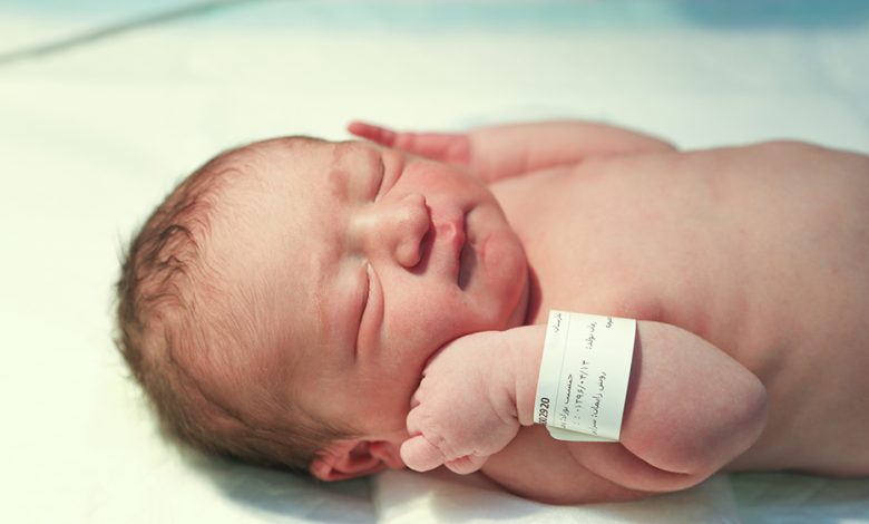 تولد عجیب یک نوزاد با سه دست + عکس