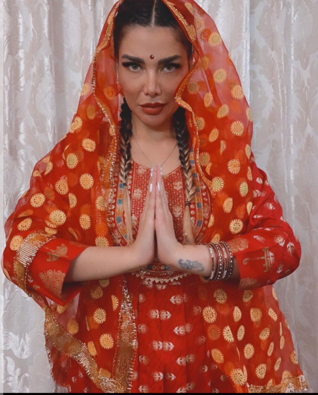 همسر مهران غفوریان با لباس هندی سوژه شد / ظاهر عجیب خانم بلاگر + عکس