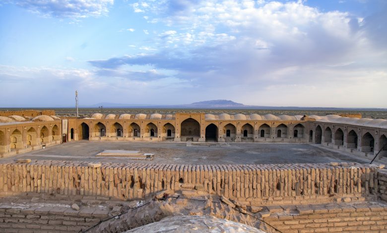 نمایی از دماوند بر فراز کاروانسرای دیرگچین