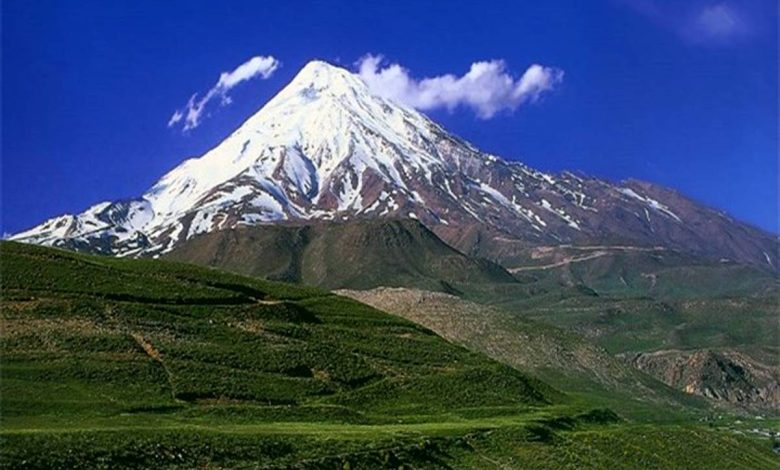 صحنه بی‌نظیر از طلوع ماه کامل بر فراز قله سبلان