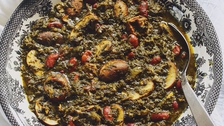 طرز تهیه قورمه سبزی گیاهی با قارچ و لوبیا قرمز