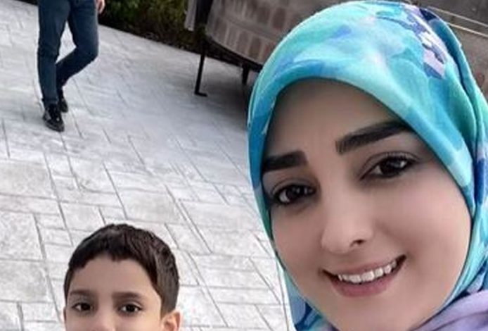 مدلینگ شال و روسری پسر ستاره‌سادات قطبی و شهرام شکیبا+ تصاویر