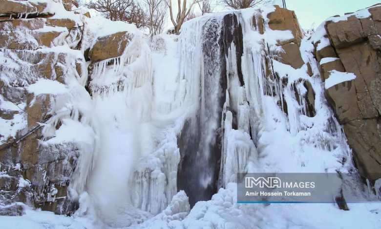 آبشار گنج‌ نامه همدان به آبشار یخی مبدل شد+تصویر