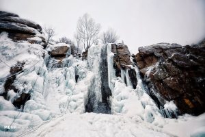 آبشار گنج‌ نامه همدان به آبشار یخی مبدل شد+تصویر