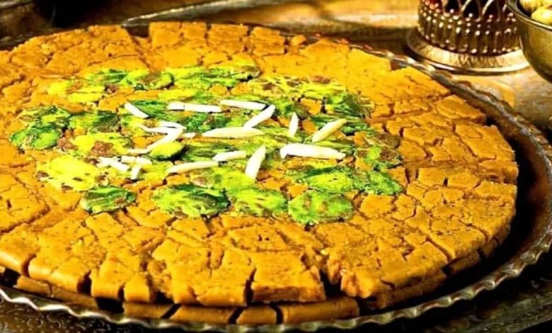 طرز تهیه سوهان قم؛ شیرینی ترد و خوشطعم از شهر قم+فیلم