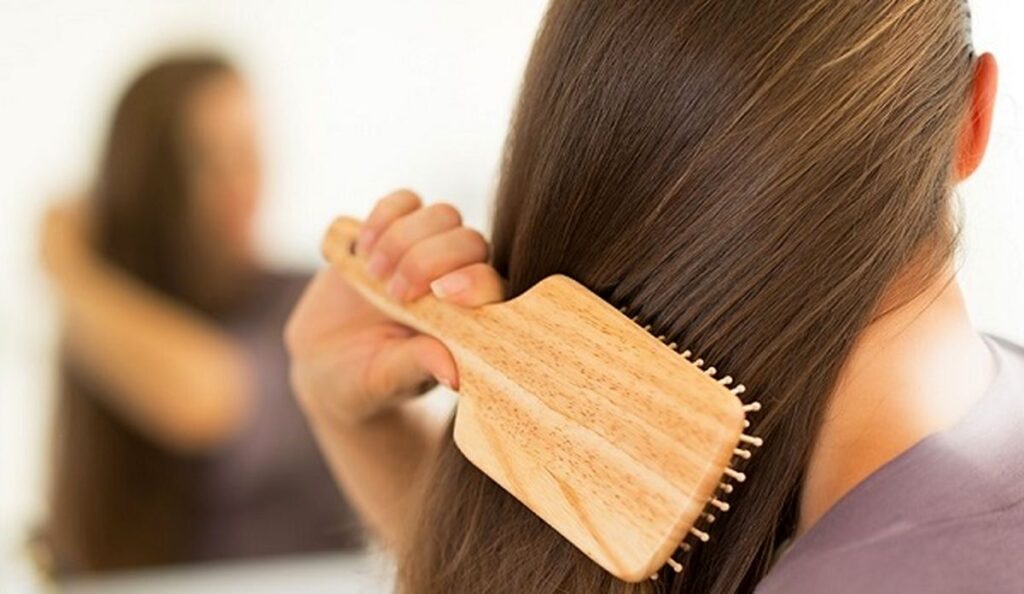 شیوه صحیح برس زدن موها چگونه است؟