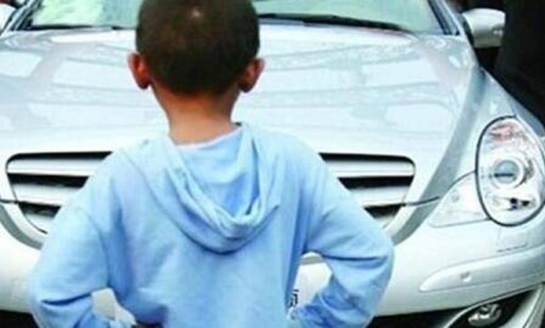 صحنه دلخراش تصادف کودک دو ساله با ماشین+ فیلم