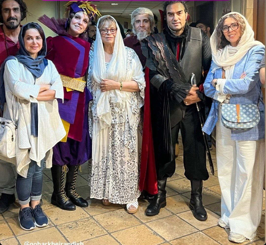استایل خاص و جالب جمعی از هنرمندان در پشت صحنه نمایش شاه لیر را ببینید