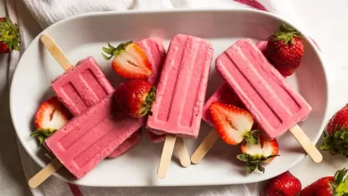 طرز تهیه خوشمزه ترین بستنی یخی توت فرنگی + فیلم