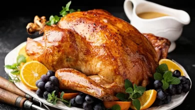 راز یک مرغ خوش‌طعم و لطیف در جزئیات پخت و مرینت آن نهفته است. با رعایت چند نکته‌ی ساده، می‌توانید مرغی بی‌نظیر و آبدار آماده کنید