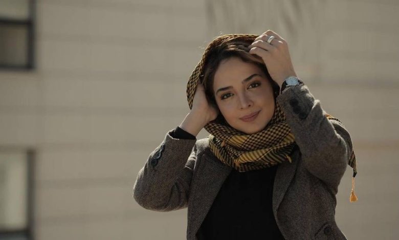 کافه گردی المیرا دهقانی با استایل جسورانه و عینک گران قیمتش+تصویر