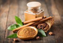دارچین به عنوان یک درمان طبیعی مؤثر برای کاهش ناراحتی‌های قاعدگی شناخته شده است. این ادویه با خواص ضدالتهابی، ضد اسپاسم و تنظیم‌کننده قند خون، می‌تواند گرفتگی‌های رحمی را کاهش دهد.
