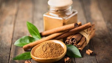 دارچین به عنوان یک درمان طبیعی مؤثر برای کاهش ناراحتی‌های قاعدگی شناخته شده است. این ادویه با خواص ضدالتهابی، ضد اسپاسم و تنظیم‌کننده قند خون، می‌تواند گرفتگی‌های رحمی را کاهش دهد.