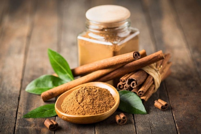 دارچین به عنوان یک درمان طبیعی مؤثر برای کاهش ناراحتیهای قاعدگی شناخته شده است. این ادویه با خواص ضدالتهابی، ضد اسپاسم و تنظیمکننده قند خون، میتواند گرفتگیهای رحمی را کاهش دهد.