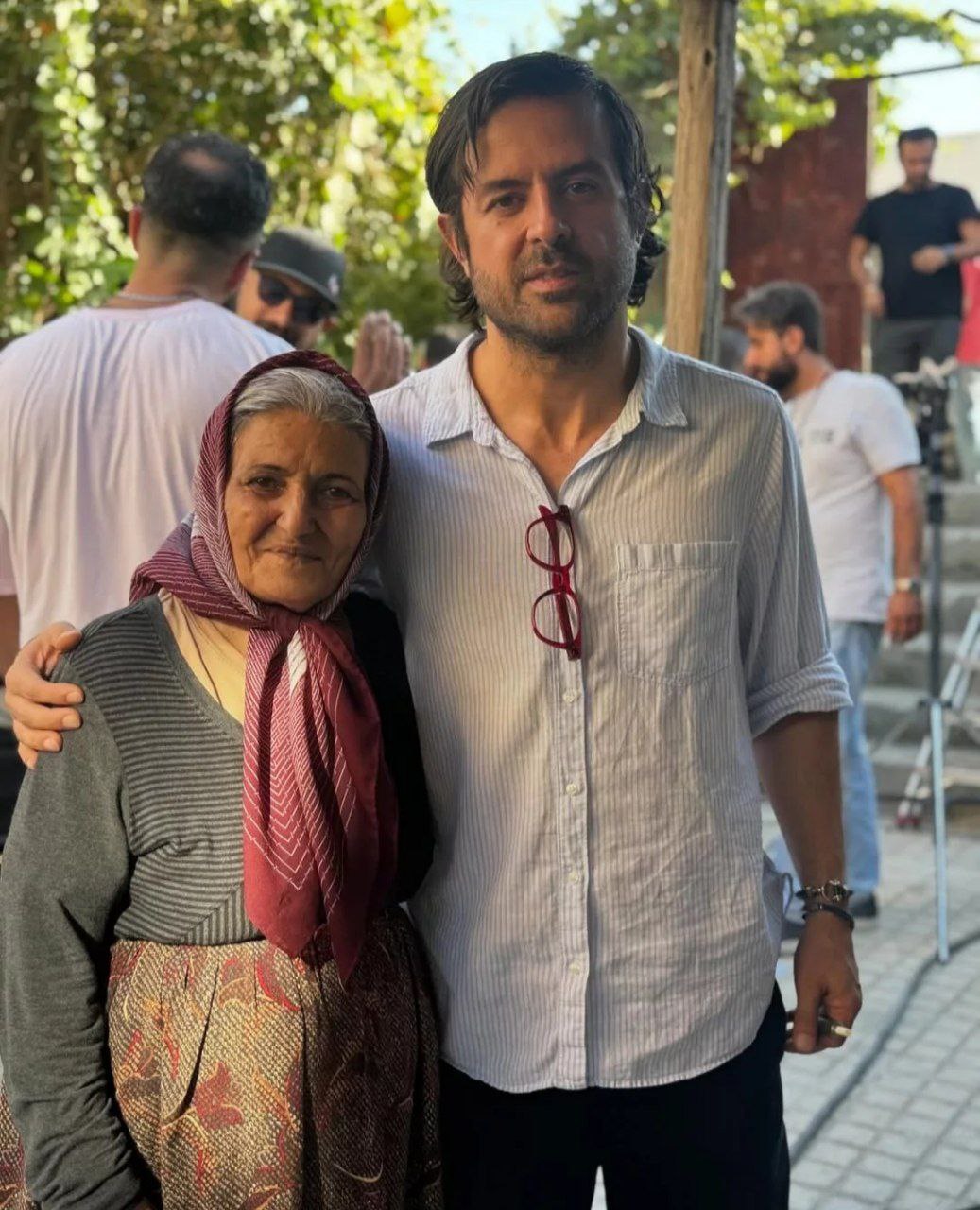 قاب صمیمی عزیز مهری در بغل هومن سیدی پر بازدید شده است.