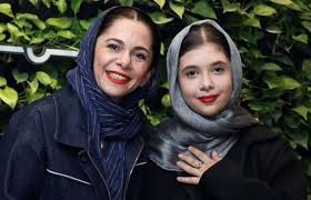 نفس بازغی، مستانه مهاجر و سولماز حسینی در پشت صحنه نمایش صلح عباس آباد + تصویر