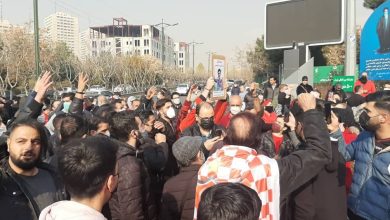 اعتراض متفاوت یک دختر پرسپولیسی به درویش؛ بنری که همه را غافلگیر کرد + عکس