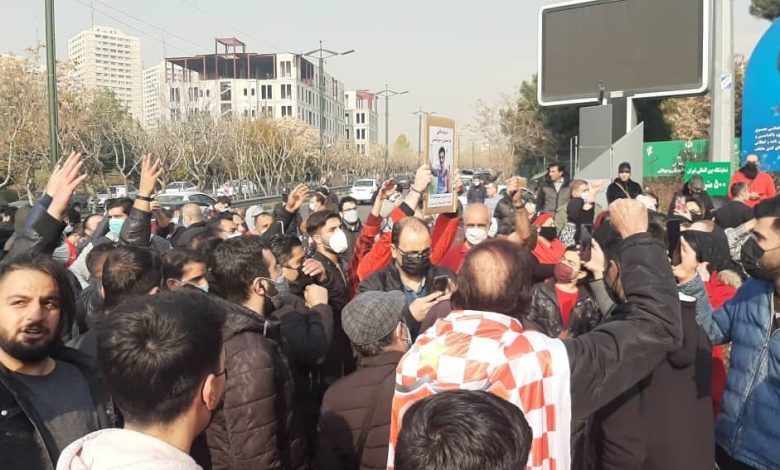 اعتراض متفاوت یک دختر پرسپولیسی به درویش؛ بنری که همه را غافلگیر کرد + عکس