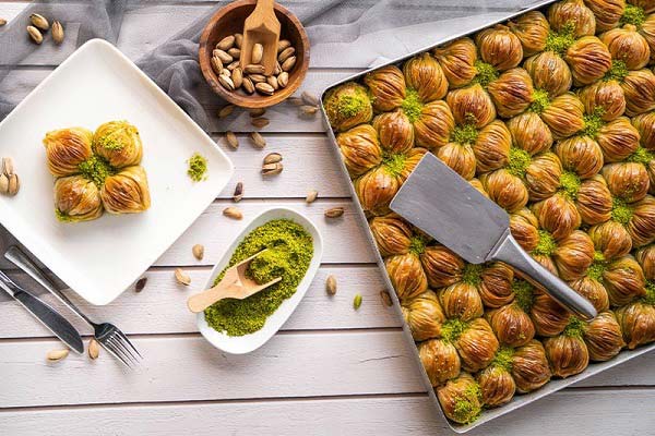 ترفندهایی برای جلوگیری از خمیر شدن باقلواهای خانگی