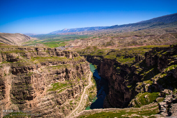 نمایی از تنگه زیبای رازیانه در استان ایلام 