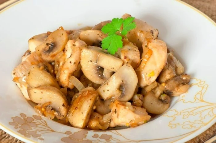 طرز تهیه سالاد گرم مرغ و قارچ ؛ یه نهار سریع و خوشمزه