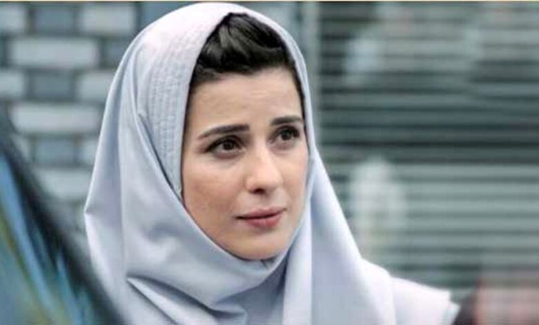 استایل هماهنگ سارا بهرامی در جشنواره «۲۵»؛ از گل‌سینه تا کفش و شال هم‌رنگ+تصویر