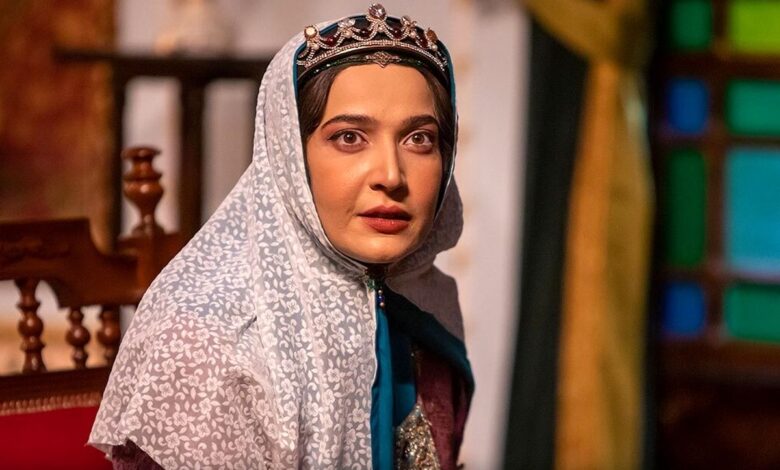 ترکیب روسری حریر پلنگی و کت بلیزر؛ استایل خاص الهام نامی+تصویر