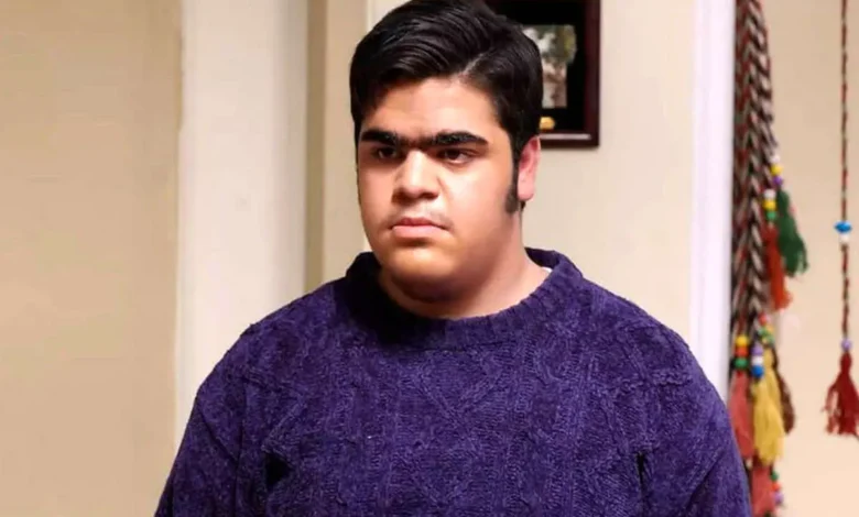 غافلگیری بهروزِ «پایتخت»؛ ابوالفضل رجبی با لباس سربازی روی صحنه تئاتر+عکس