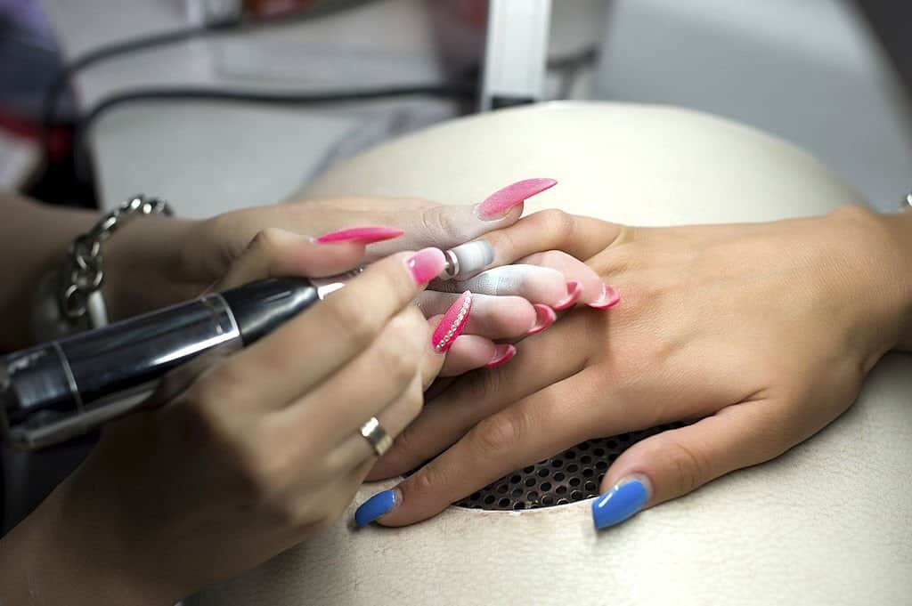 فراز و نشیب بازار کاشت ناخن