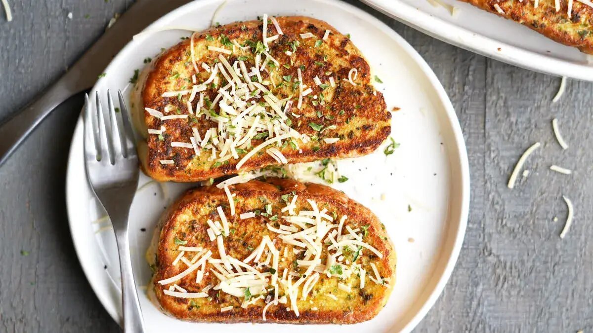 روش تهیه تست فرانسوی خوشمزه با عطر سیر